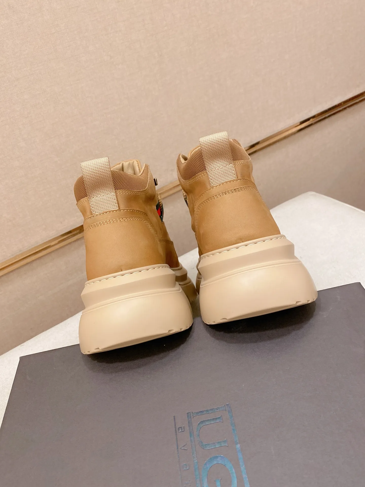 Factory price: 700💰New UGG fur-integrated men's simple and fashionable snow shoes. The most worth buying at the end of this year are warm casual shoes. Whether you are out and about at home, their comfortable and warm performance will be your most suitable fashion companion! The material is cowhide upper and imported wool is used inside. Two layers of cowhide for warmth and comfort! The eva+ rubber patch outsole is cushioned, non-slip and wear-resistant, and has good elasticity. It is light and wear-resistant, comfortable and soft, and the new simple cut is more fashionable. It has both practicality and fashion sense, so you no longer have to worry about how to match it in winter, while still maintaining your fashionable taste. High-quality genuine wool produced in Dongguan. The material depends on the details! Size: 39-40-41-42-43-44-45 sneaker size